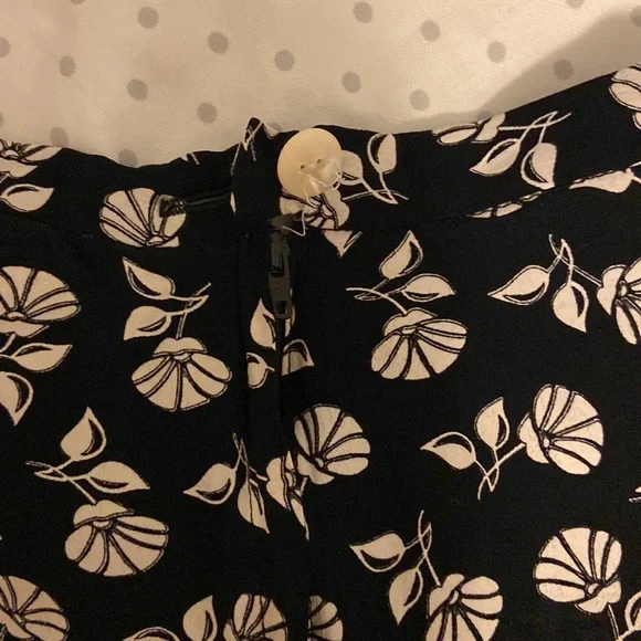 Black Flowy skirt with cream flower pattern - Picture 4 of 5